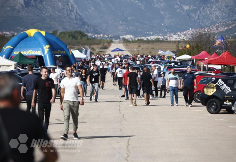FOTO | ''Bijesne pile'' oduševile na Auto moto street showu Mostar